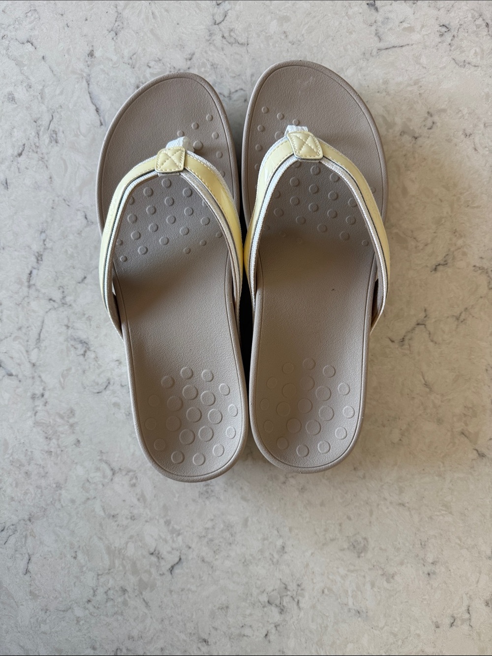 Vionic Hightide Wedge Comfort Thong size 10 Flip Flops butter yellow/ white/ tan - Picture 7 of 8